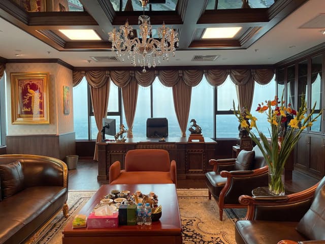 Bàn làm việc giám đốc Công ty MIZA được thiết kế sang trọng với nội thất gỗ tự nhiên