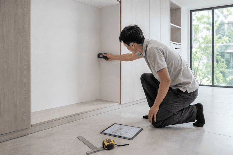 Kỹ thuật viên khảo sát hiện trạng trong quy trình thi công nội thất