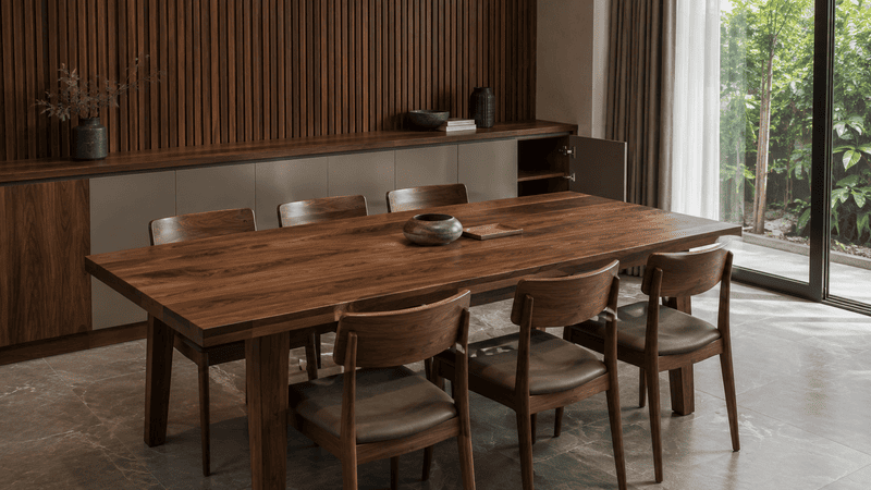 Không gian hoàn thiện sau quy trình thi công gỗ tự nhiên với bàn ăn walnut