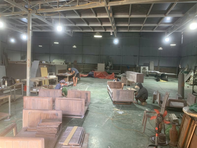 Gia công phôi trong quy trình thi công gỗ tự nhiên tại xưởng
