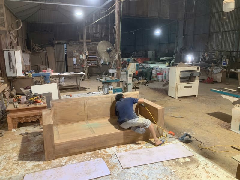 Xưởng sản xuất phục vụ thi công nội thất với các chi tiết đồ gỗ đang được gia công